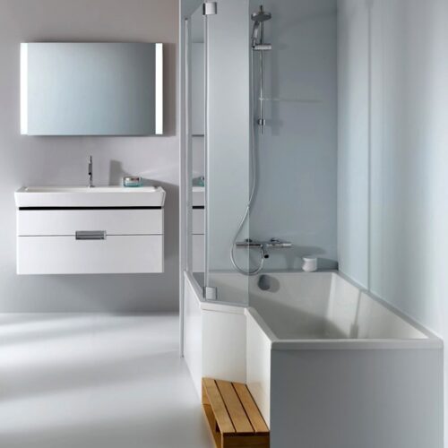 Combiné baignoire-douche Jacob Delafon Neo avec pare-baignoire vitré et marche en bois, dans une salle de bains contemporaine