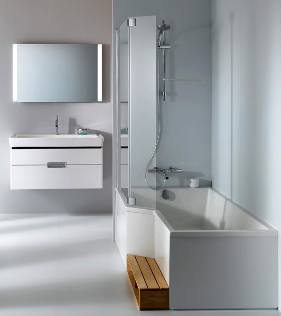 Combiné baignoire-douche Jacob Delafon Neo avec pare-baignoire vitré et marche en bois, dans une salle de bains contemporaine