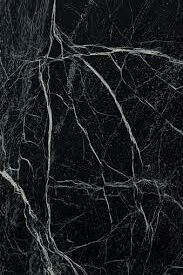 salle de bains en marbre noir