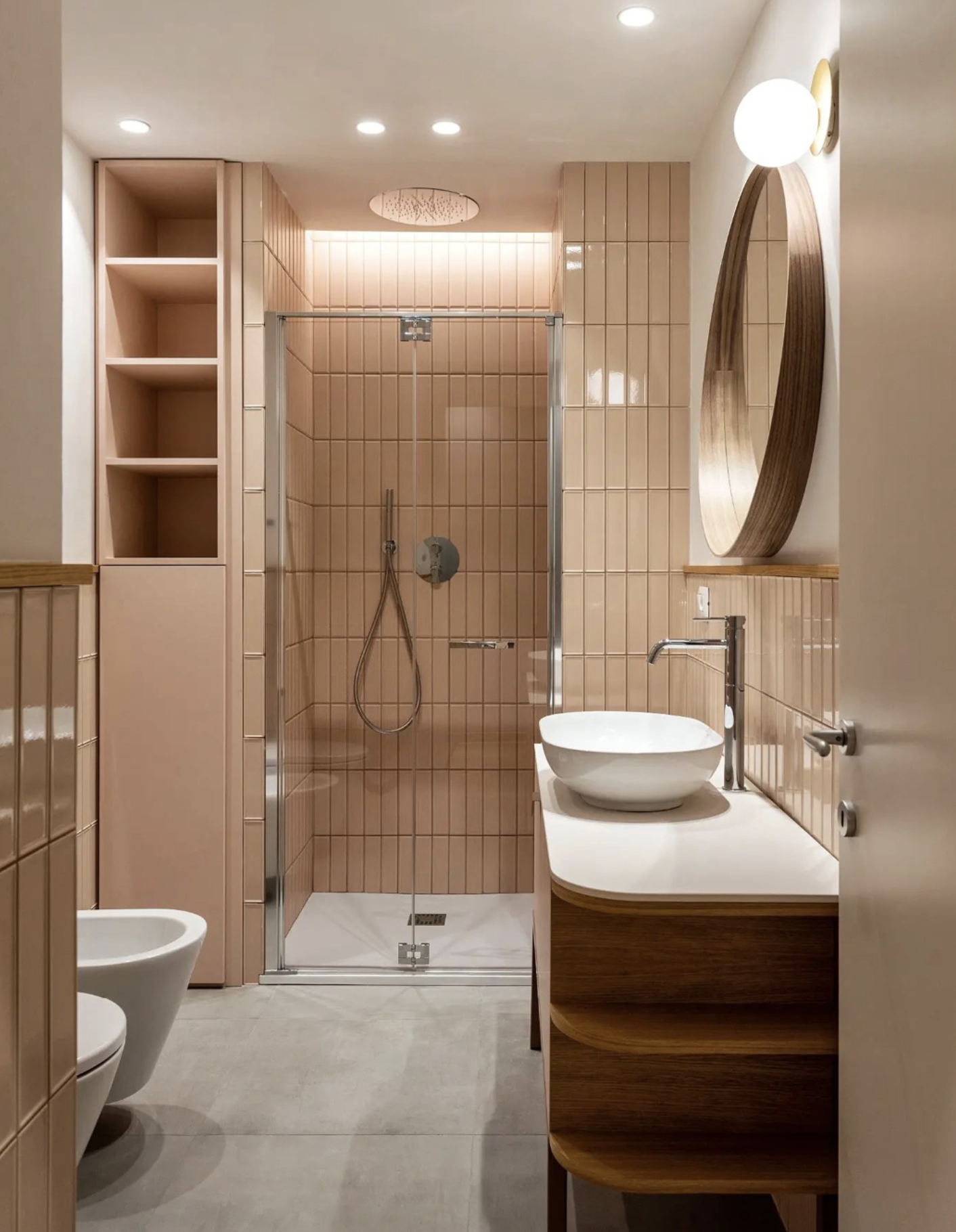 Paroi de douche pliante Replay de Vismaravetro dans une petite salle de bains, idéale pour optimiser l’espace