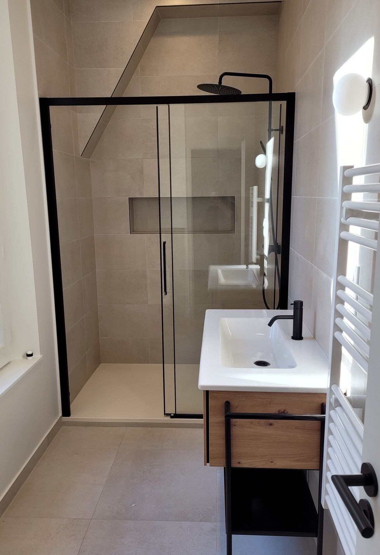 Porte de douche coulissante Série 7000 de Vismaravetro dans une petite salle de bains rénovée, idéale pour optimiser l’espace