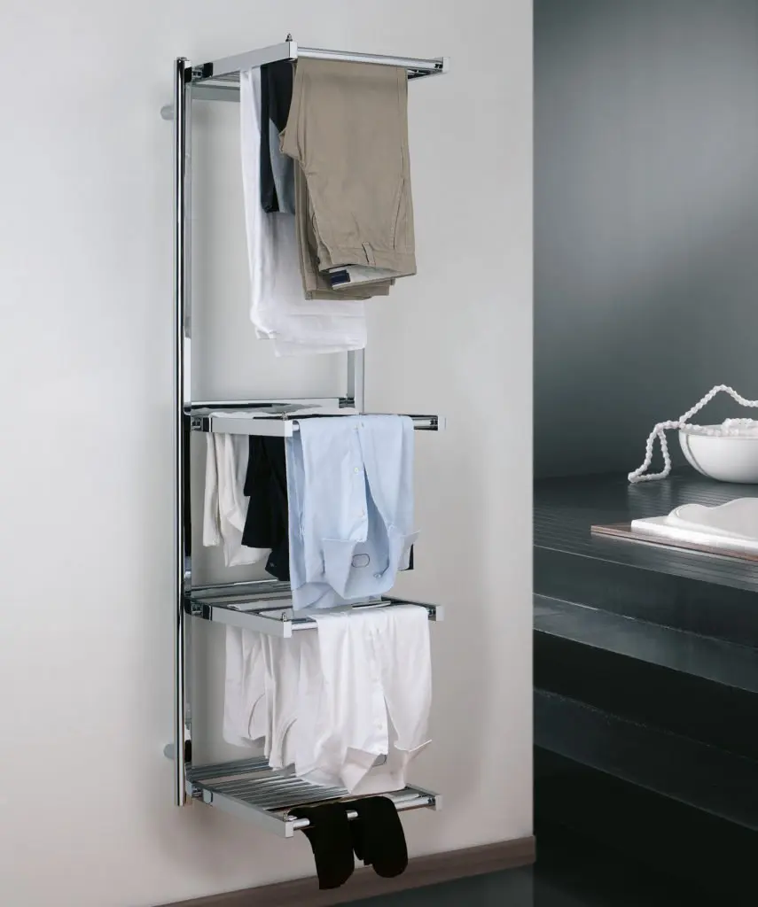 Radiateur sèche-serviettes Stendy de Deltacalor utilisé comme étendoir pour linge grâce à ses tablettes basculantes