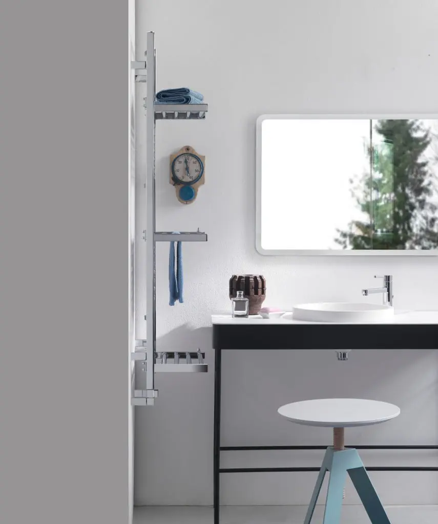 Radiateur Stendy Short de Deltacalor, version compacte avec tablettes basculantes pour petites salles de bains