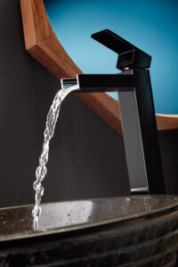 Mitigeur de lavabo Newform Ergo Open avec bec cascade et jet orienté