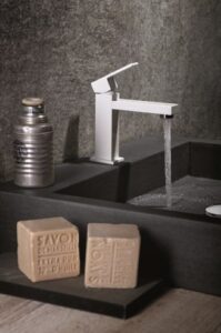 Mitigeur de lavabo Newform Ergo Q blanc avec jet droit sur vasque noire