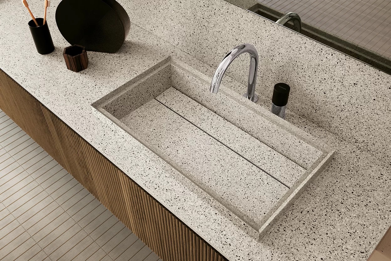 Meuble vasque en terrazzo intégré avec façade en bois rainuré, modèle Tulle Cannettato