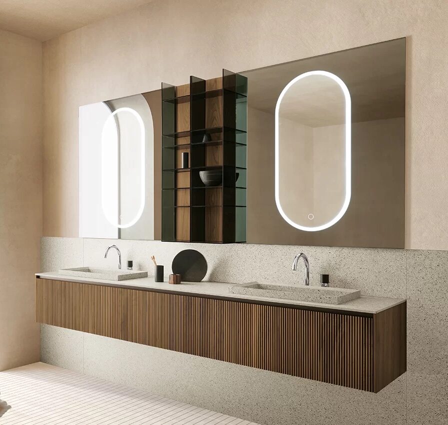 Salle de bains avec double vasque en terrazzo et meuble bois cannelé, miroirs rétroéclairés