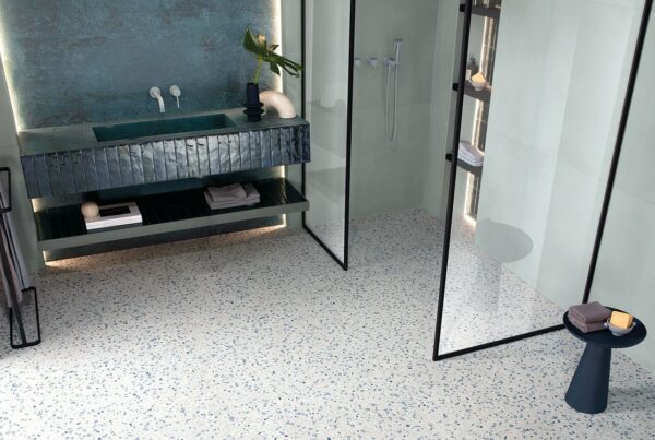 Salle de bains terrazzo moderne avec vasque bleu pétrole et sol moucheté bleu – collection Clim Gemme