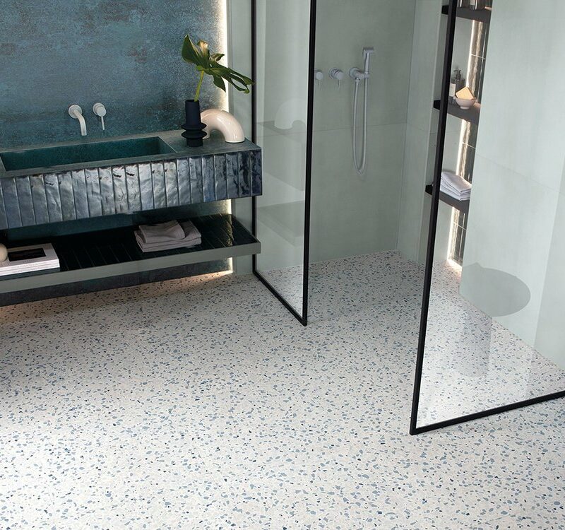Salle de bains terrazzo moderne avec vasque bleu pétrole et sol moucheté bleu – collection Clim Gemme