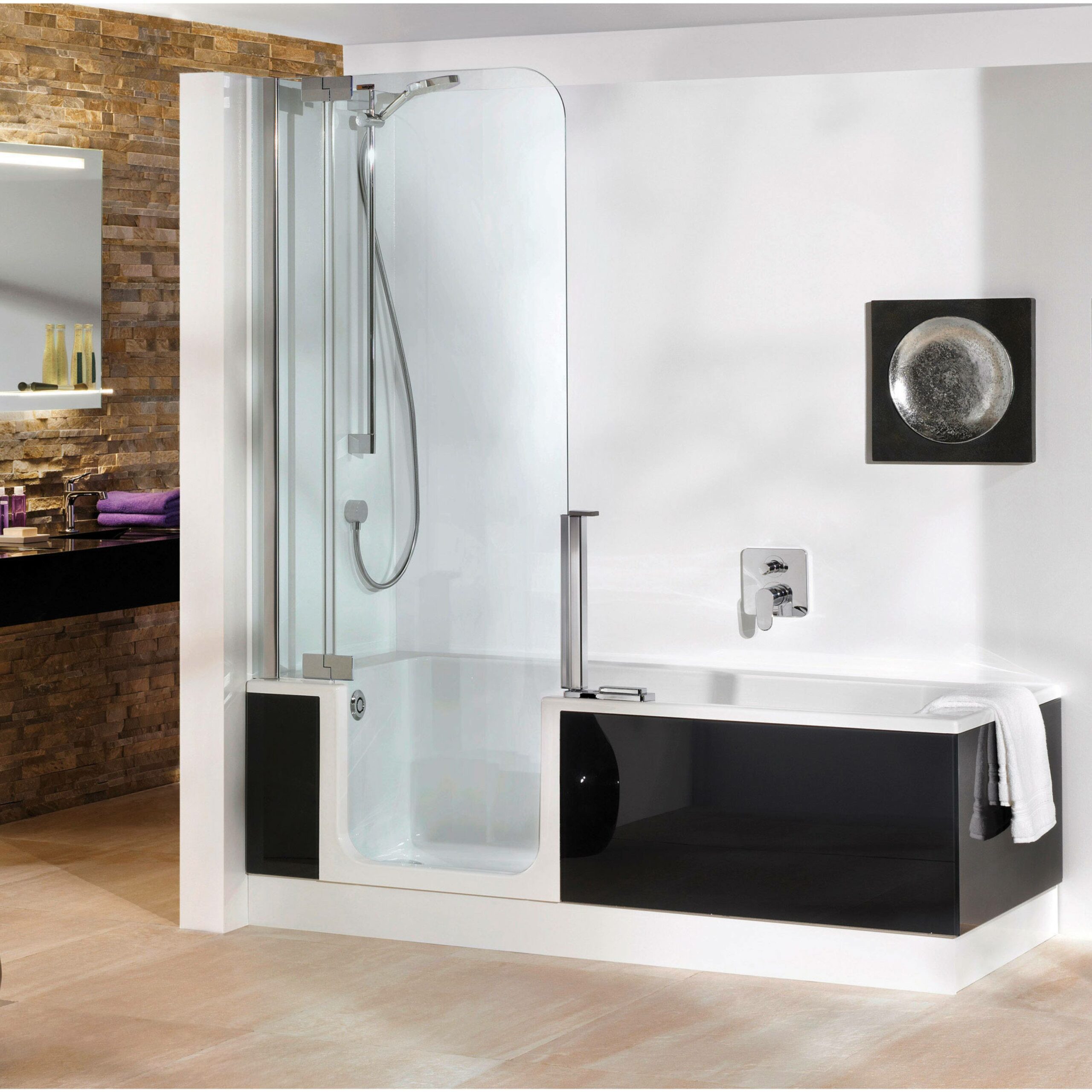 Combiné baignoire-douche Twinline 2 d’Artweger avec porte vitrée et pare-douche, dans une salle de bains moderne noir et blanc