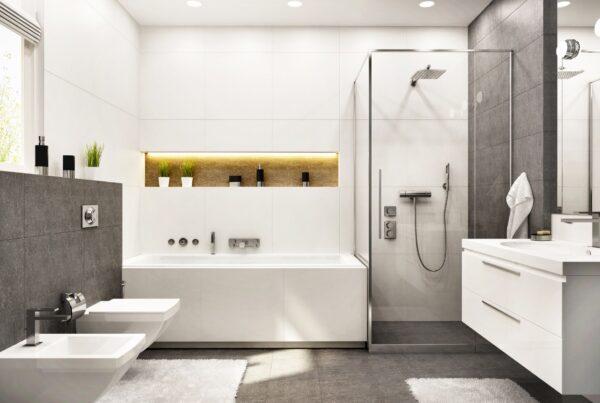 Salle de bains contemporaine équipée d'une douche à l’italienne et d’une baignoire, avec une robinetterie moderne et une ambiance élégante mêlant blanc et gris