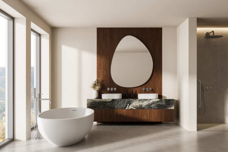 Salle de bains contemporaine avec un mur en bois, un plan vasque en pierre naturelle et une baignoire îlot, baignée de lumière