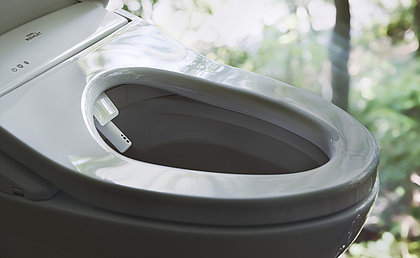 WC lavant japonais avec douchette hygiénique dans un cadre naturel
