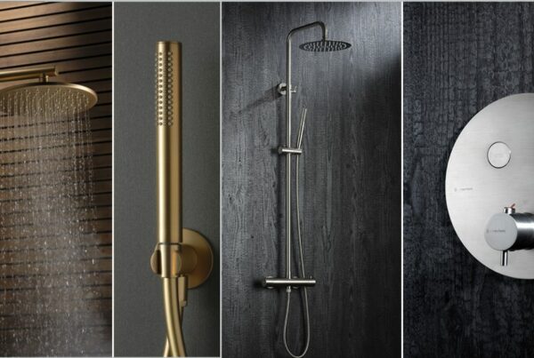 Différents modèles de robinetterie de douche : colonnes apparentes, douchettes à main, douche de tête et commandes encastrées
