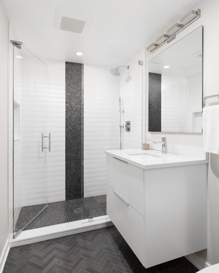 Salle de bains contemporaine avec mosaïque hexagonale gris anthracite, carrelage métro blanc brillant au mur, et sol rectangulaire posé en bâton rompu