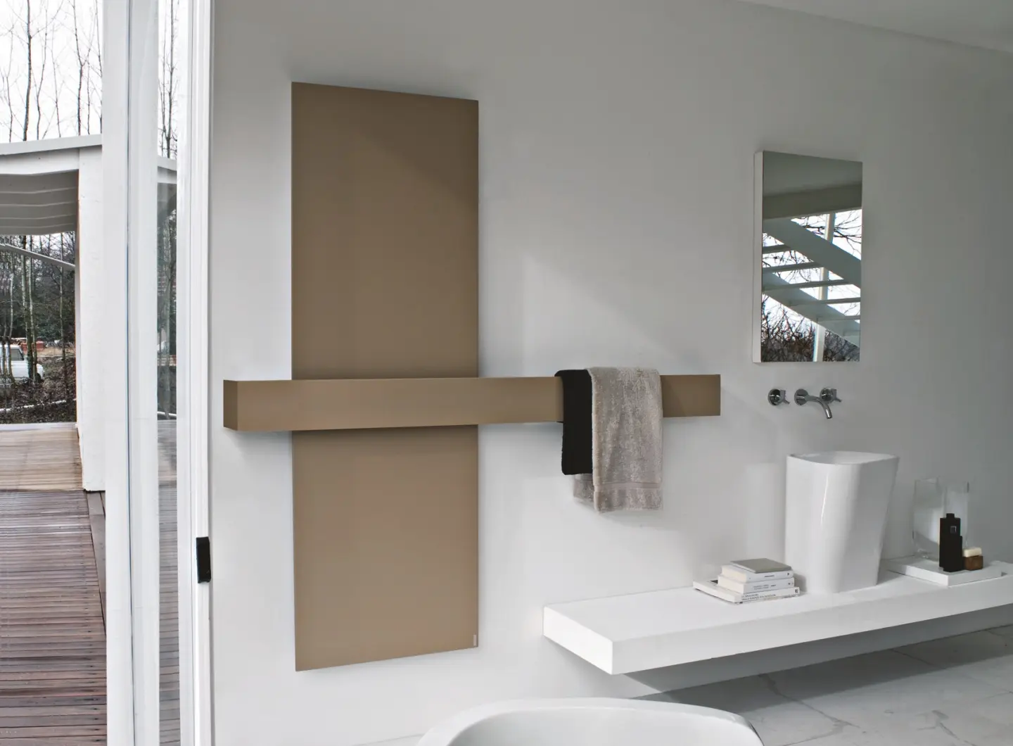 Sèche-serviettes mural Square de Tubes, modèle beige à panneau plat avec barre horizontale, installé dans une salle de bains contemporaine blanche