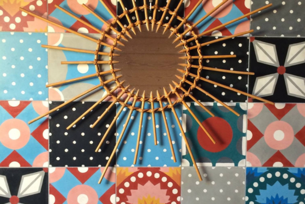 Mur de salle de bains en patchwork de carreaux de ciment colorés Petit Pan x Carocim