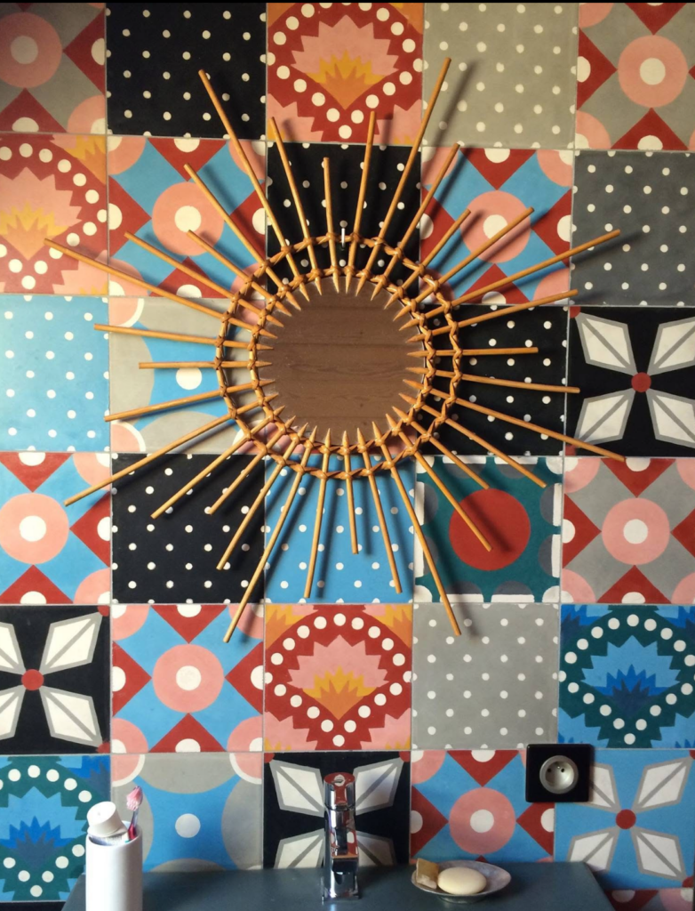Mur de salle de bains en patchwork de carreaux de ciment colorés Petit Pan x Carocim