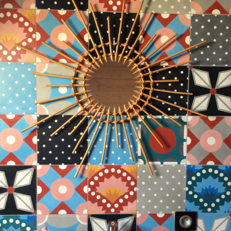 Mur de salle de bains en patchwork de carreaux de ciment colorés Petit Pan x Carocim