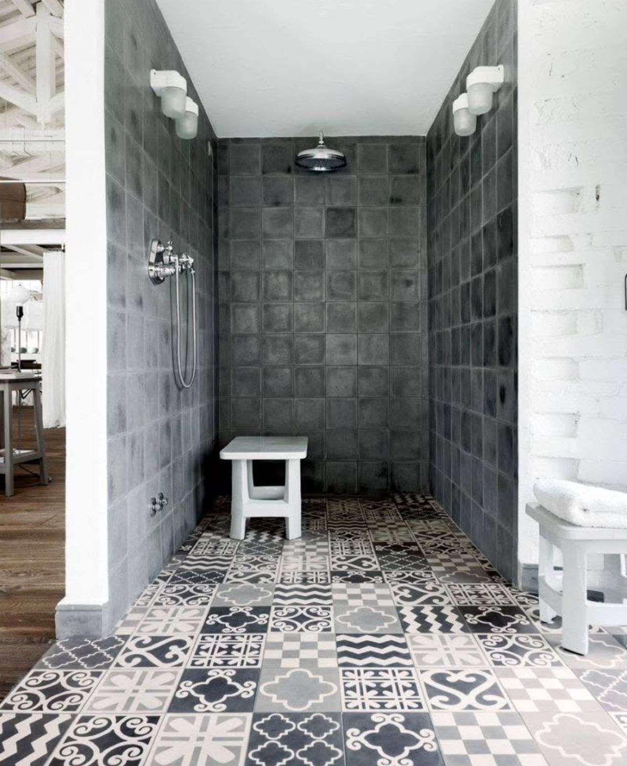 Douche ouverte avec sol en patchwork de carreaux de ciment Carocim noir et blanc