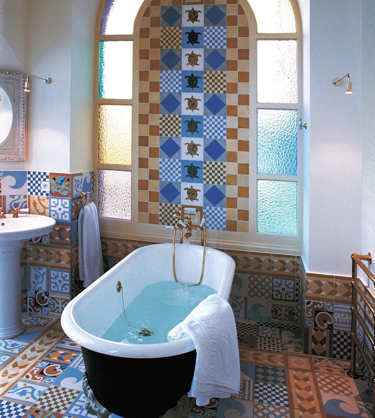 Salle de bains avec baignoire rétro et carreaux de ciment Carocim aux tons bleus et ocres