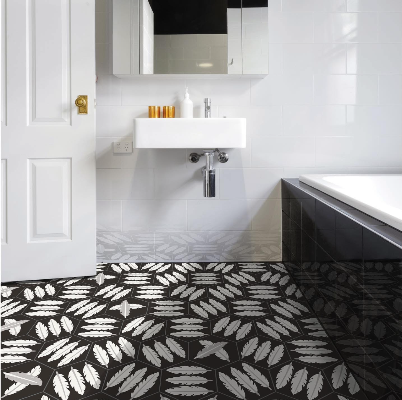 Salle de bains contemporaine avec sol en carreaux de ciment Carocim motif plume noir et blanc