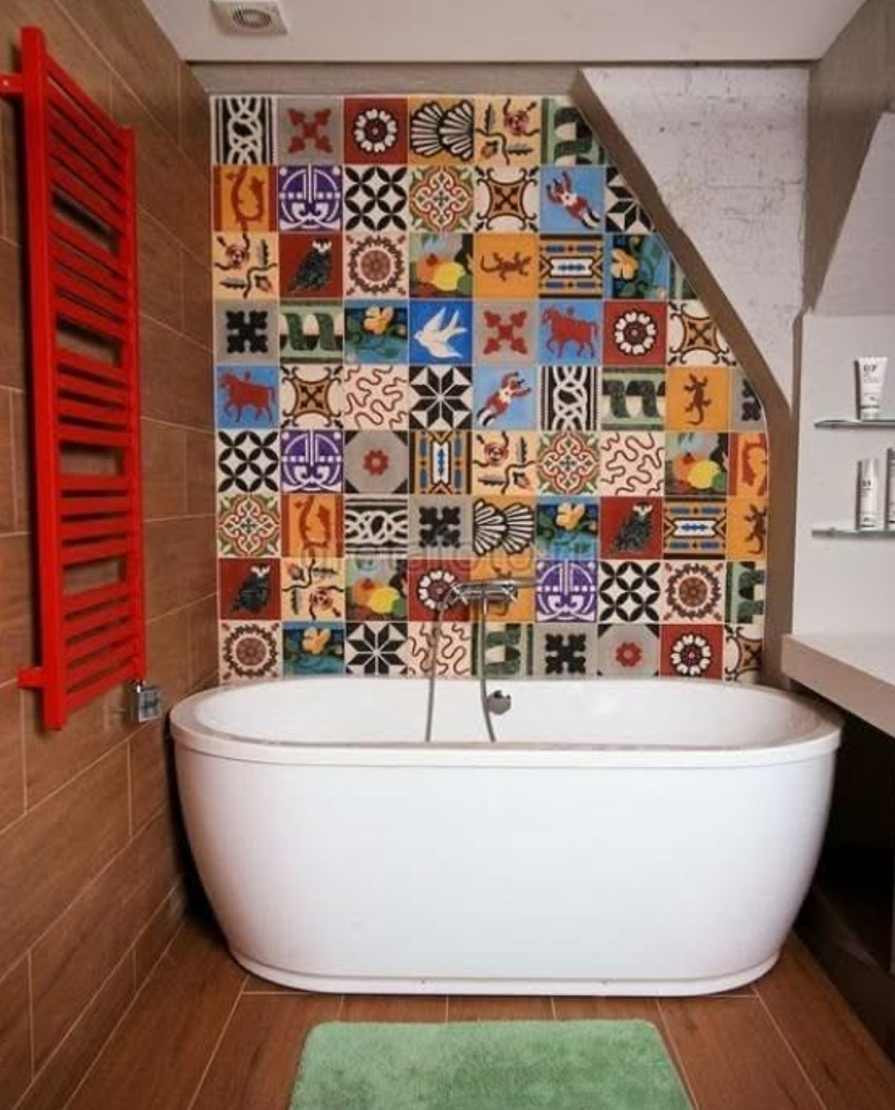 Salle de bains avec baignoire îlot et mur en patchwork de carreaux de ciment colorés Carocim