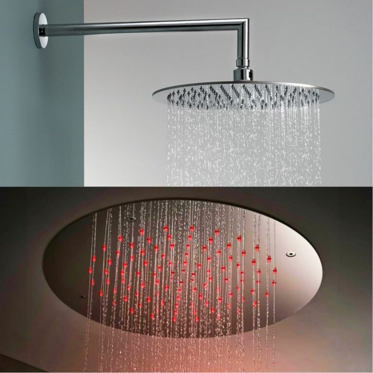 Comparatif entre une douche de tête murale et un ciel de pluie encastré dans le plafond