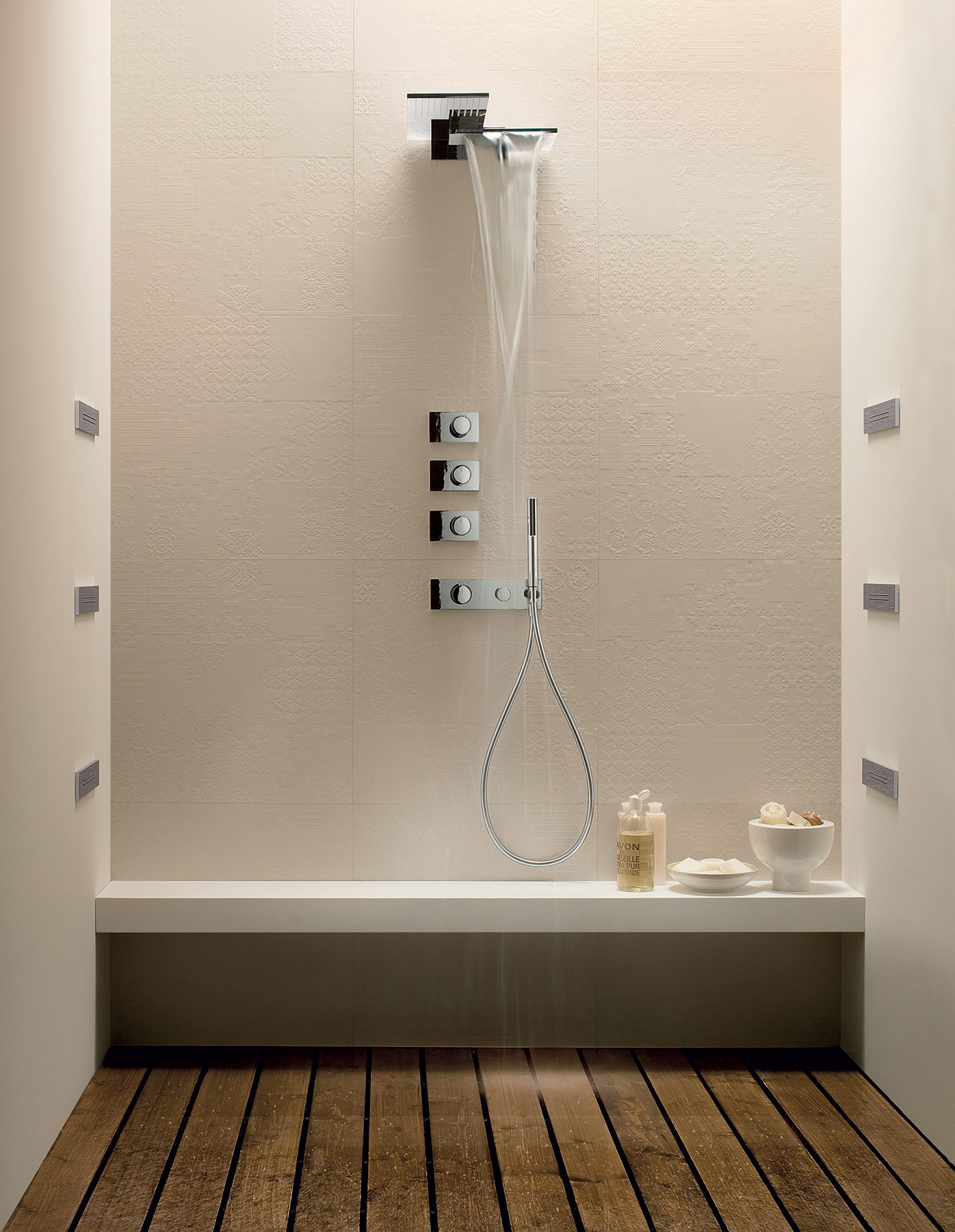 Douche encastrée Milano de Fantini avec robinetterie thermostatique et 4 commandes d’arrêt pour douche de tête, douchette et jets