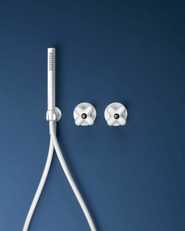 Mélangeur de douche I Balocchi de Fantini avec douchette à main sur fond bleu