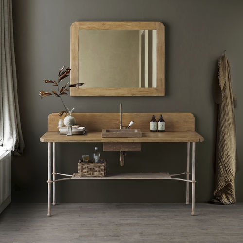 Meuble simple vasque en bois naturel avec miroir assorti, salle de bains style campagne chic sobre et lumineuse.