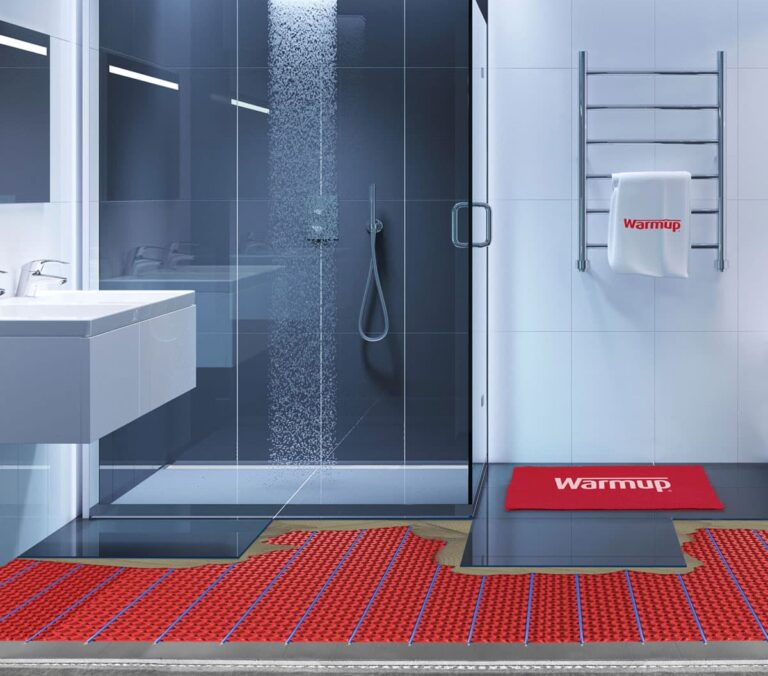 Plancher chauffant connecté installé dans une salle de bains pour un confort thermique optimal