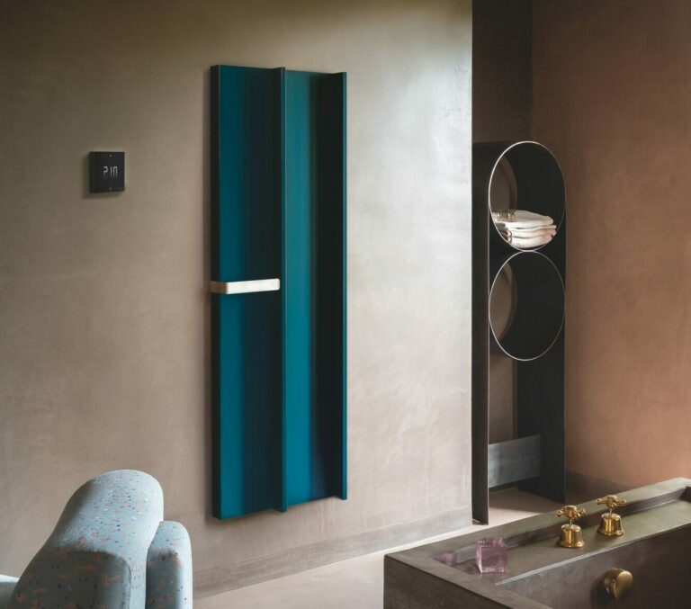 Radiateur sèche-serviettes design avec thermostat mural connecté dans une salle de bains moderne