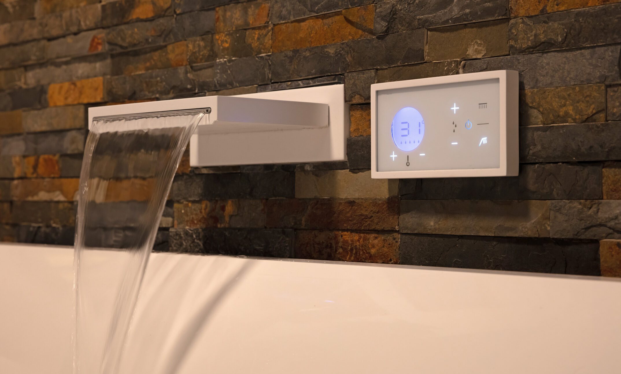 Robinetterie connectée avec affichage digital de la température de l’eau dans une salle de bains moderne