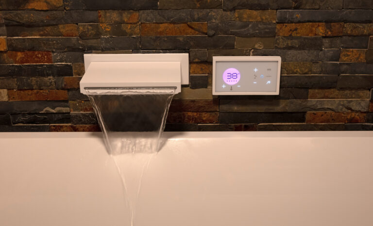 Robinetterie connectée avec affichage digital indiquant une température de 38 degrés dans une salle de bains moderne