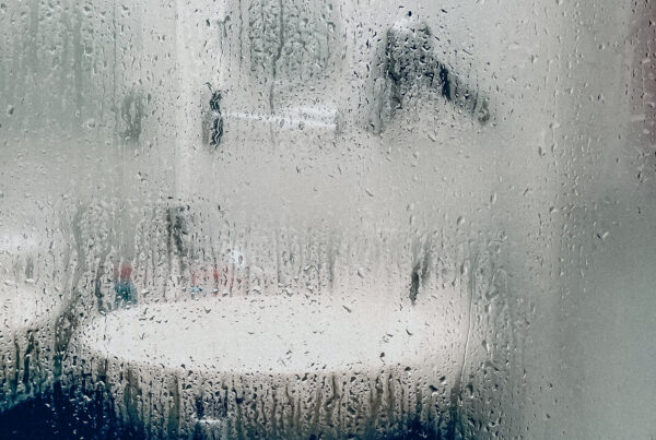 condensation et humidité dans une salle de bains mal ventilée