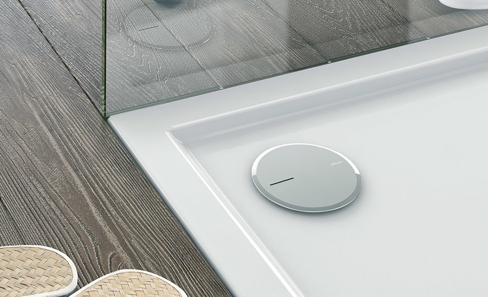 Bonde de douche intégrée dans un receveur avec cache visible en surface