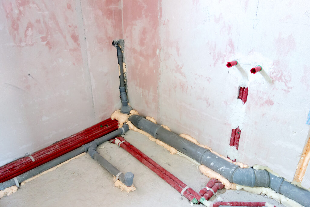 ♿ Balise ALT (accessibilité + SEO) Réseaux d’évacuation sanitaire en salle de bains montrant les pentes, diamètres et contraintes d’implantation avant finitions