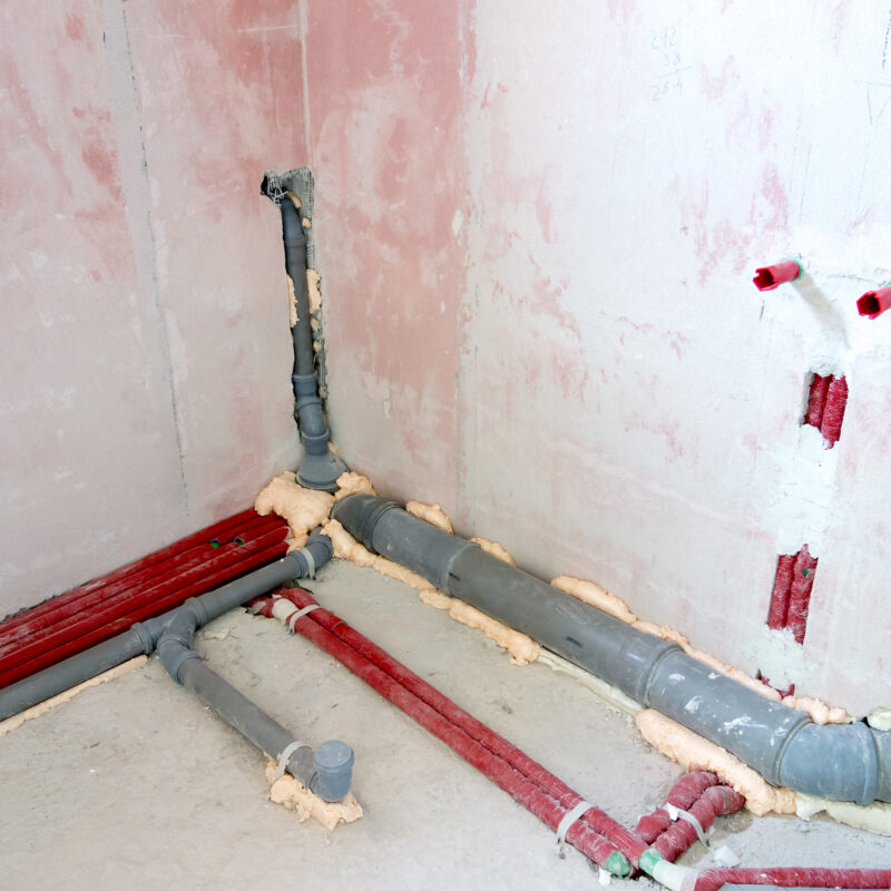 ♿ Balise ALT (accessibilité + SEO) Réseaux d’évacuation sanitaire en salle de bains montrant les pentes, diamètres et contraintes d’implantation avant finitions